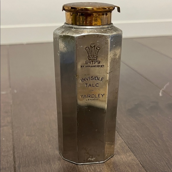 Yardley Invisible Talc Powder - Picture 2 of 8
